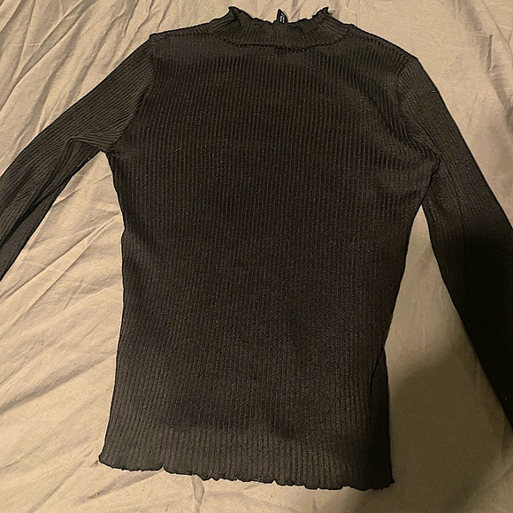 Long sleeve, fitted shirt, with ruffled edges. - Picture 2 of 2